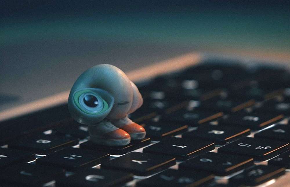 MARCEL THE SHELL WITH SHOES ON